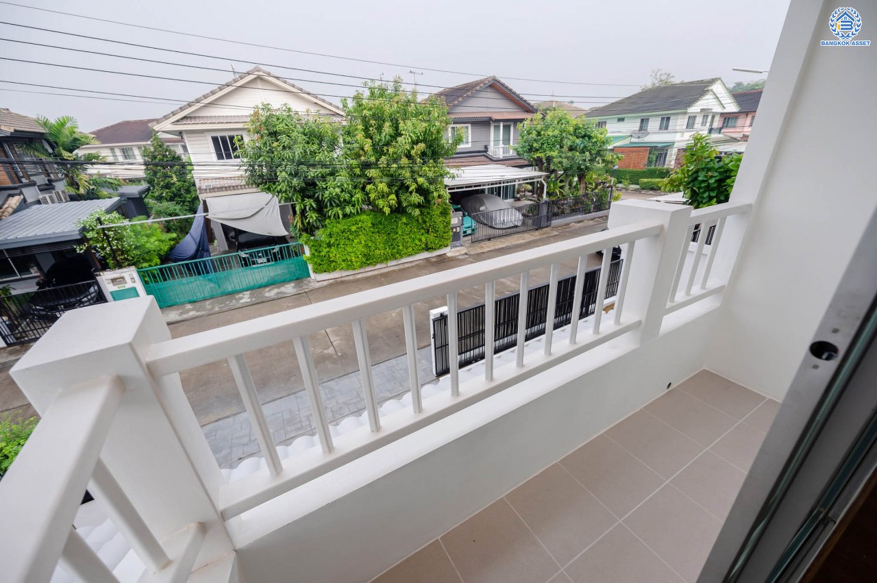 บ้านมือสองตกแต่งใหม่ โครงการ พฤกษ์ลดา พุทธสาคร จากแบรนด์ LH ตัวบ้านใกล้สวนสาธารณะ รองรับทุกความสุขบนเนื้อที่ 53.9 ตร.ว. ฟังก์ชัน 3 ห้องนอน 3 ห้องน้ำ จอดรถได้ 2 คัน เชื่อมต่อถนนเพชรเกษม, ถนนพุทธมณฑลสาย4, ถนนบรมราชชนนี ใกล้รถไฟฟ้าสายสีน้ำเงิน "สถานีหลักสอง" และ The Mall บางแค